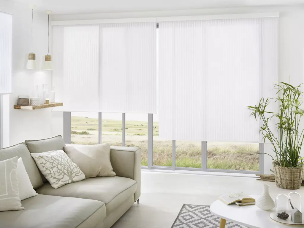 Aufnahme eines Wohnzimmers mit Blick auf die Fensterfront mit Innensonnenschutz