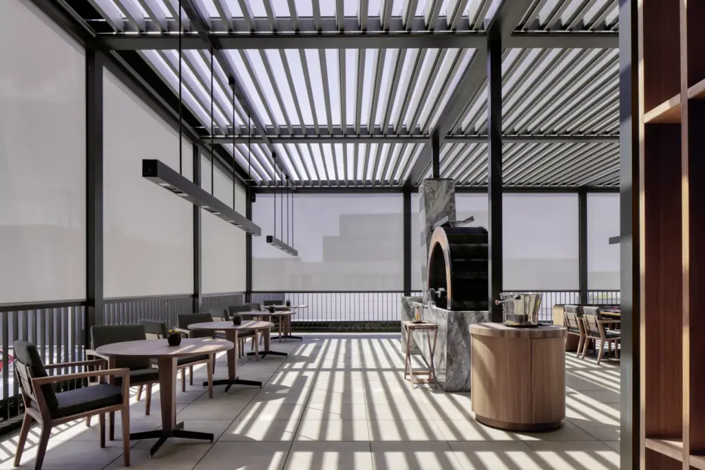 Terrasse eines Gastronomiebetriebs mit offenem Lamellendach