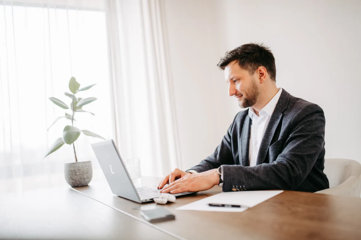 Dominik Scheer arbeitet am Laptop