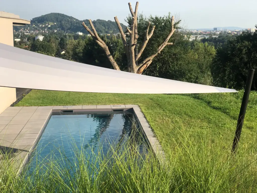 Elektrisch aufrollbares Sonnensegel über einem Pool in Grünlage – Galeriebild 3/3 – SDS – Einfamilienhaus Graz