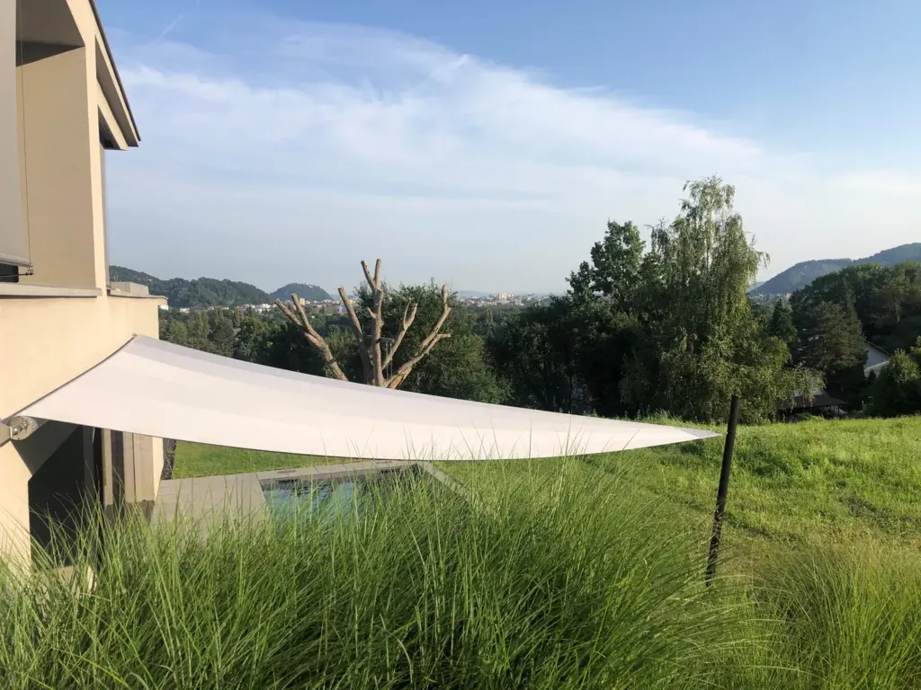 Elektrisch aufrollbares Sonnensegel über einem Pool in Grünlage – Galeriebild 1/3 – SDS – Einfamilienhaus Graz