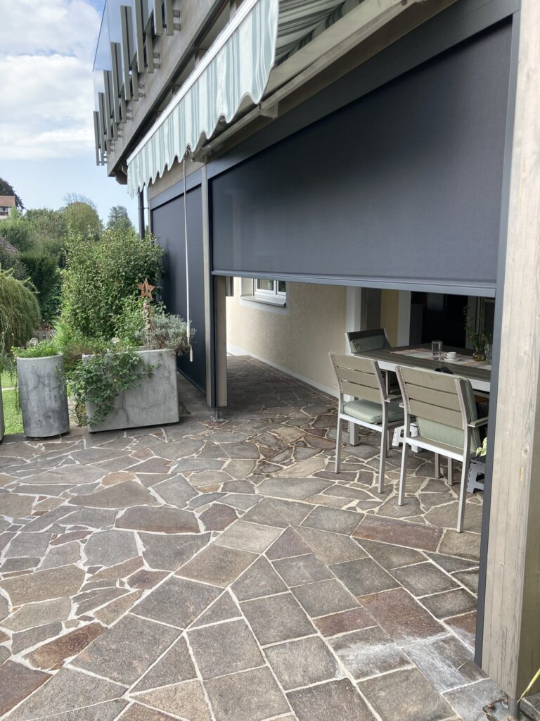Halb heruntergelassener Allwetterscreen an einer Einfamilienhaus-Terrasse – Galeriebild 1/3 – SDS – Einfamilienhaus Südoststeiermark