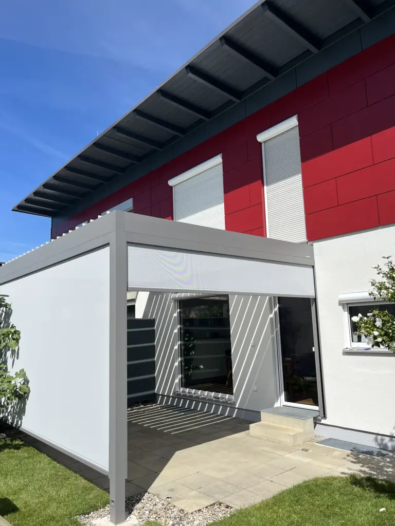 Lamellendach und ZipScreen, Blick auf die Hausfassade – Galeriebild 1/3 – SDS – Einfamilienhaus in Graz