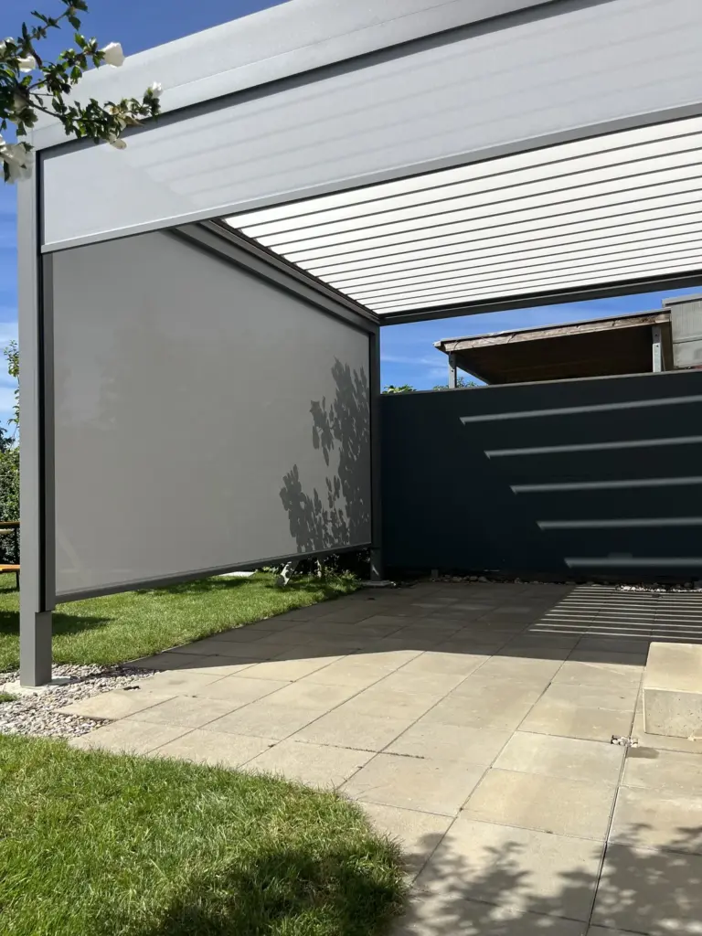 Lamellendach und ZipScreen über einer Terrasse, Aufnahme von schräg unten – Galeriebild 2/3 – SDS – Einfamilienhaus in Graz