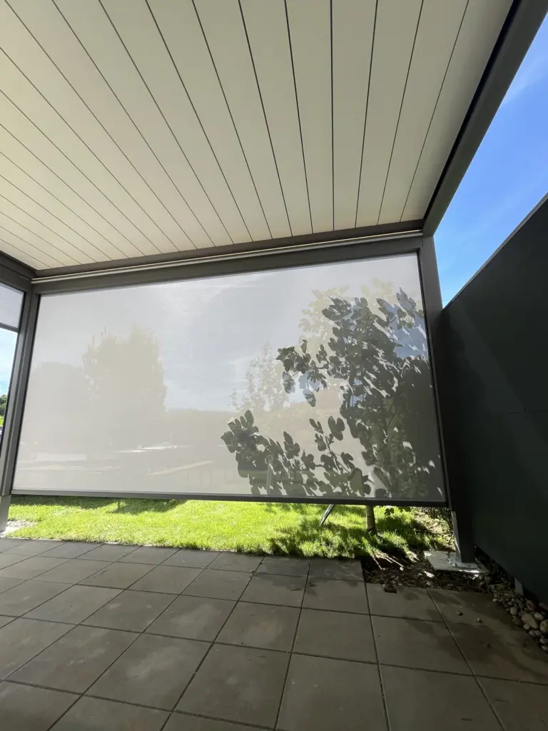 Lamellendach und ZipScreen, Aufnahme von schräg unten – Galeriebild 3/3 – SDS – Einfamilienhaus in Graz