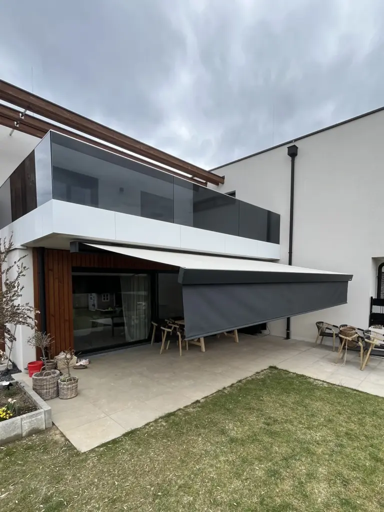 Kassetten-Markise mit Volant-Rollo, Blick auf das Haus – Galeriebild 1/2 – SDS – Einfamilienhaus Graz-Umgebung