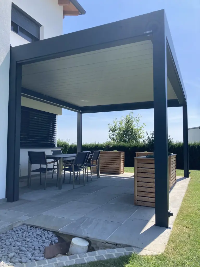Lamellendach über Terrasse, Ansicht schräg von unten – Galeriebild 1/3 – SDS – Einfamilienhaus in Hartberg