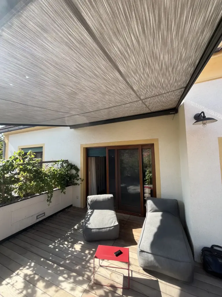 Pergola-Markise mit seitlicher Führung an einem Einfamilienhaus, Blick richtung Terrassentür – Galeriebild 3/3 – SDS – Einfamilienhaus Hartberg-Fürstenfeld