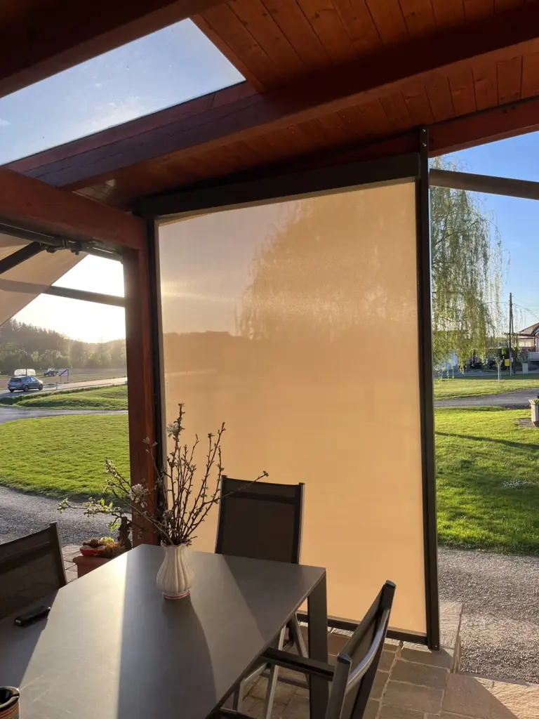 ZipScreen an einer Einfamilienhaus-Terrasse – Galeriebild 2/3 – SDS – Einfamilienhaus Südoststeiermark