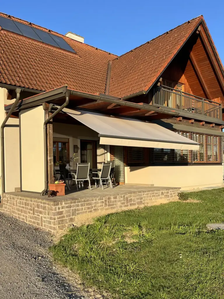 Tuchkassetten-Markise an einem Einfamilienhaus, leicht seitliche Ansicht – Galeriebild 3/3 – SDS – Einfamilienhaus Südoststeiermark
