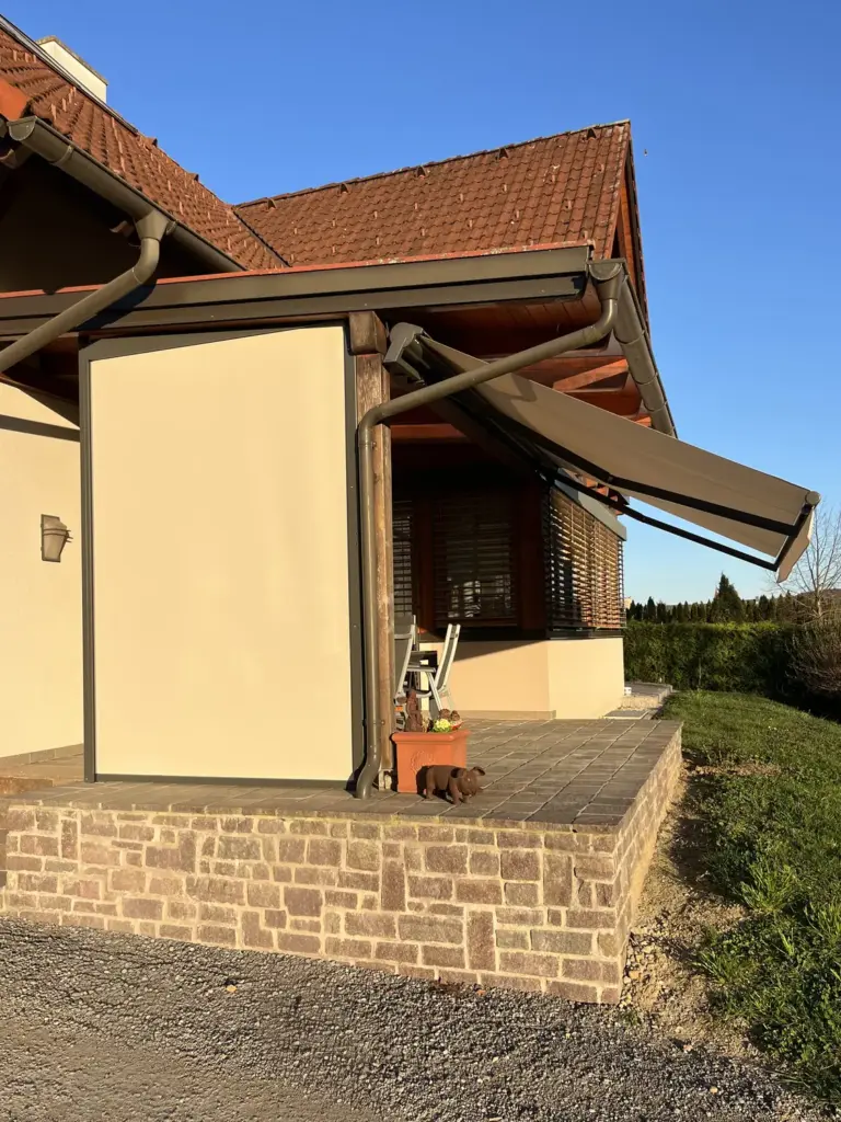 Tuchkassetten-Markise und ZipScreen an einem Einfamilienhaus, seitliche Ansicht – Galeriebild 1/3 – SDS – Einfamilienhaus Südoststeiermark