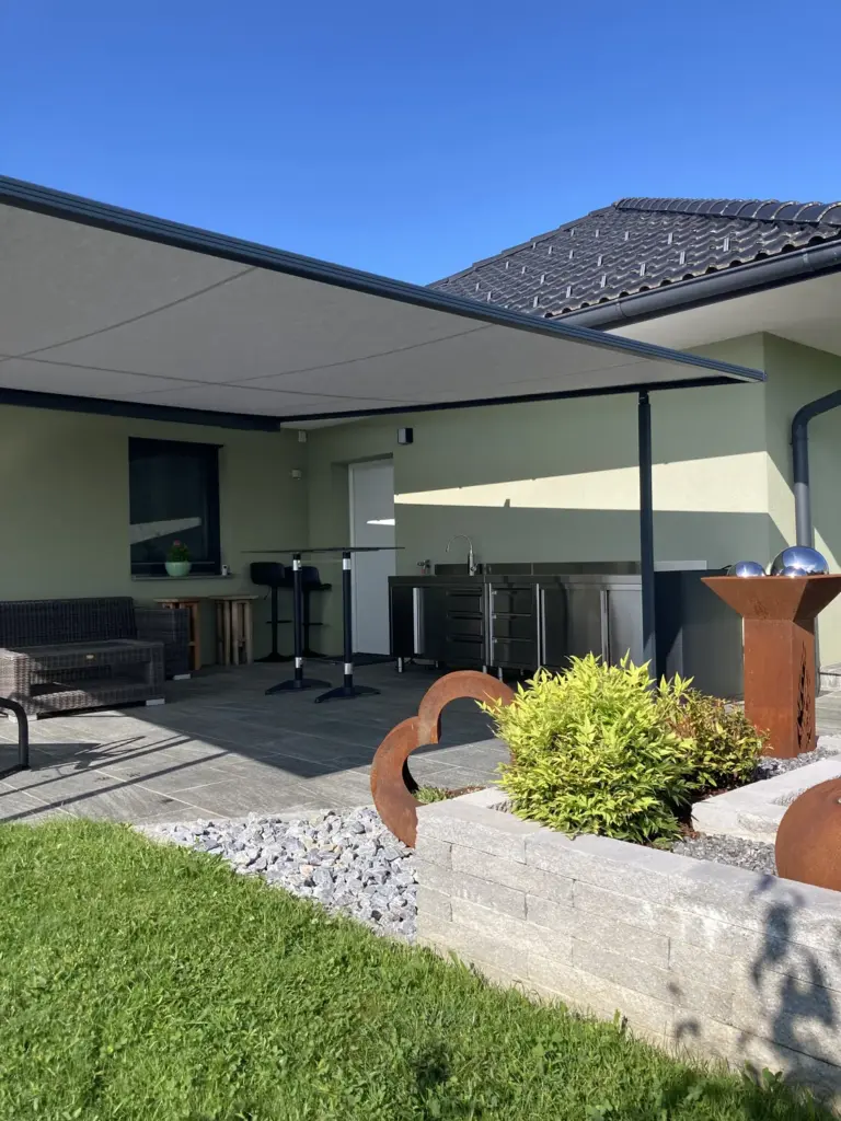 Pergola-Markise mit seitlicher Führung über einer Terrasse in der Südoststeiermark – Galeriebild 3/3 – SDS – Einfamilienhaus Südoststeiermark
