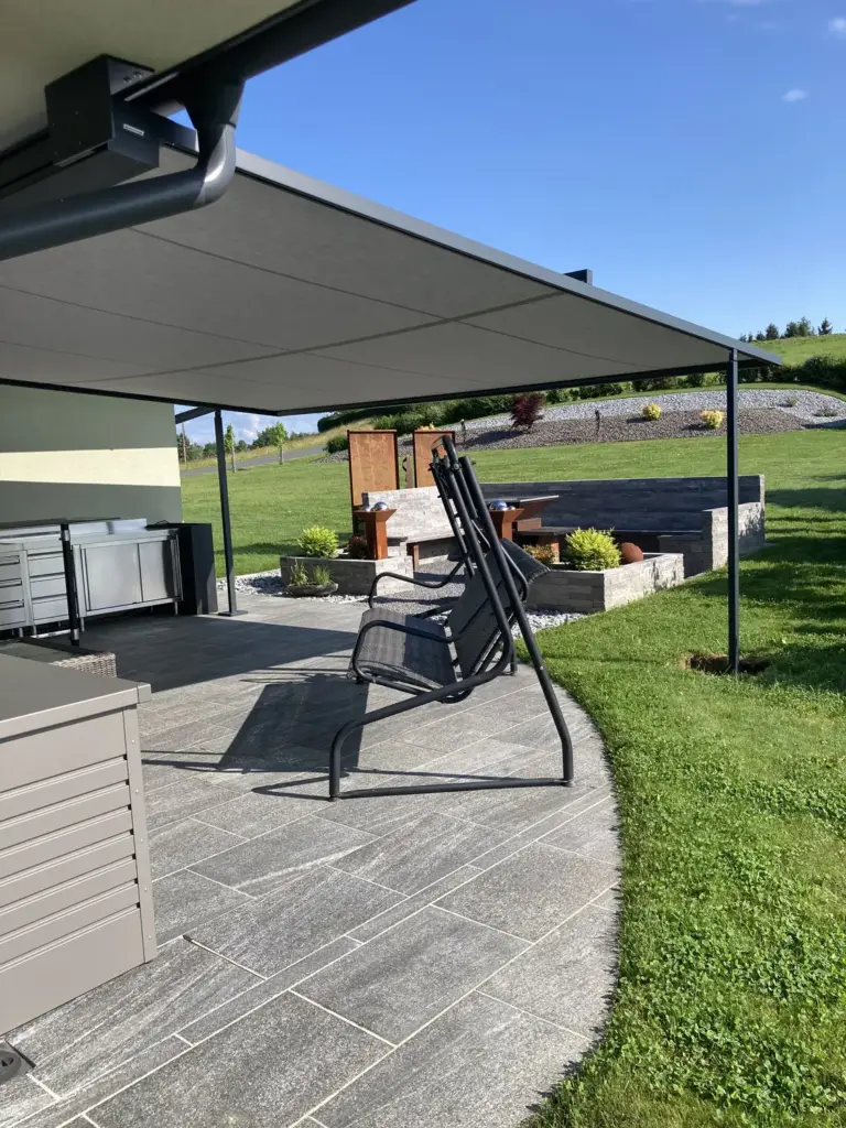 Pergola-Markise mit seitlicher Führung über einer Terrasse in der Südoststeiermark – Galeriebild 1/3 – SDS – Einfamilienhaus Südoststeiermark
