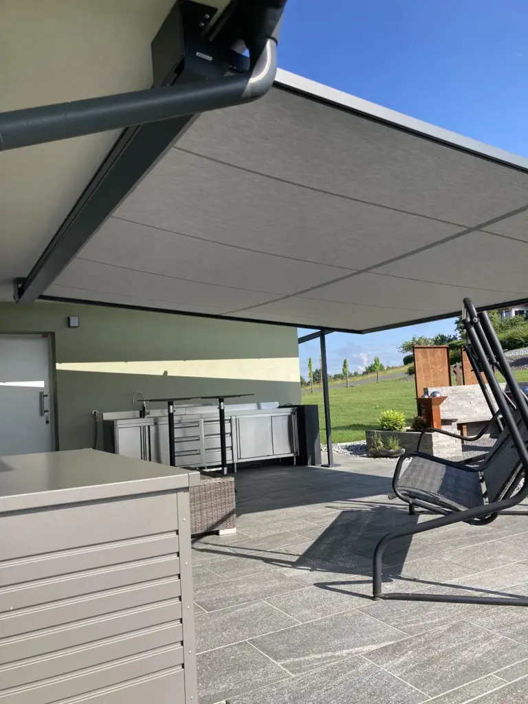 Pergola-Markise mit seitlicher Führung über einer Terrasse in der Südoststeiermark – Galeriebild 2/3 – SDS – Einfamilienhaus Südoststeiermark