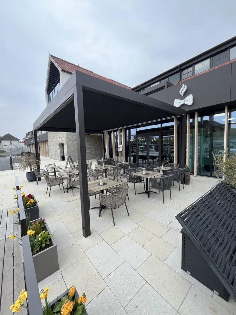Lamellendach über der Terrasse eines Gastronomiebetriebs – Galeriebild 2/3 – SDS – Gastronomie-Projekt in Ilz