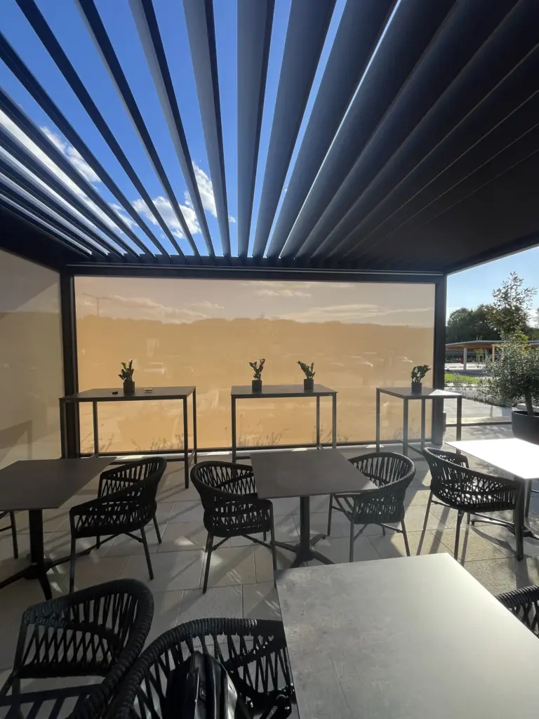 Gastgarten mit Lamellendach und Seitenelementen – Galeriebild 1/3 – SDS – Gastronomie-Projekt in Ilz