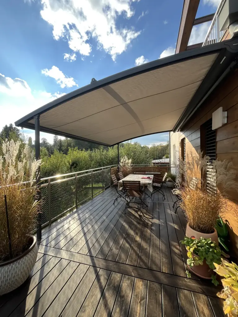 Pergola-Markise auf einer Terrasse eines Mehrfamilienhauses – Galeriebild 2/3 – SDS – Mehrfamilienhaus in Hartberg-Fürstenfeld