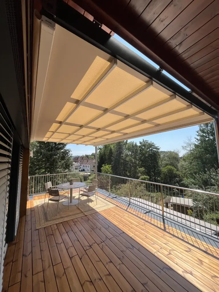 Pergola-Markise mit Volant-Rollo und Pergola-Faltdach auf einer Terrasse eines Mehrfamilienhauses – Galeriebild 3/3 – SDS – Mehrfamilienhaus in Hartberg-Fürstenfeld