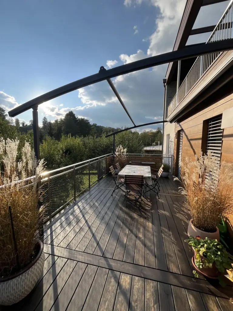 Runde Pergola-Konstruktion an einer Einfamilienhaus-Terrasse – Galeriebild 1/3 – SDS – Mehrfamilienhaus in Hartberg-Fürstenfeld