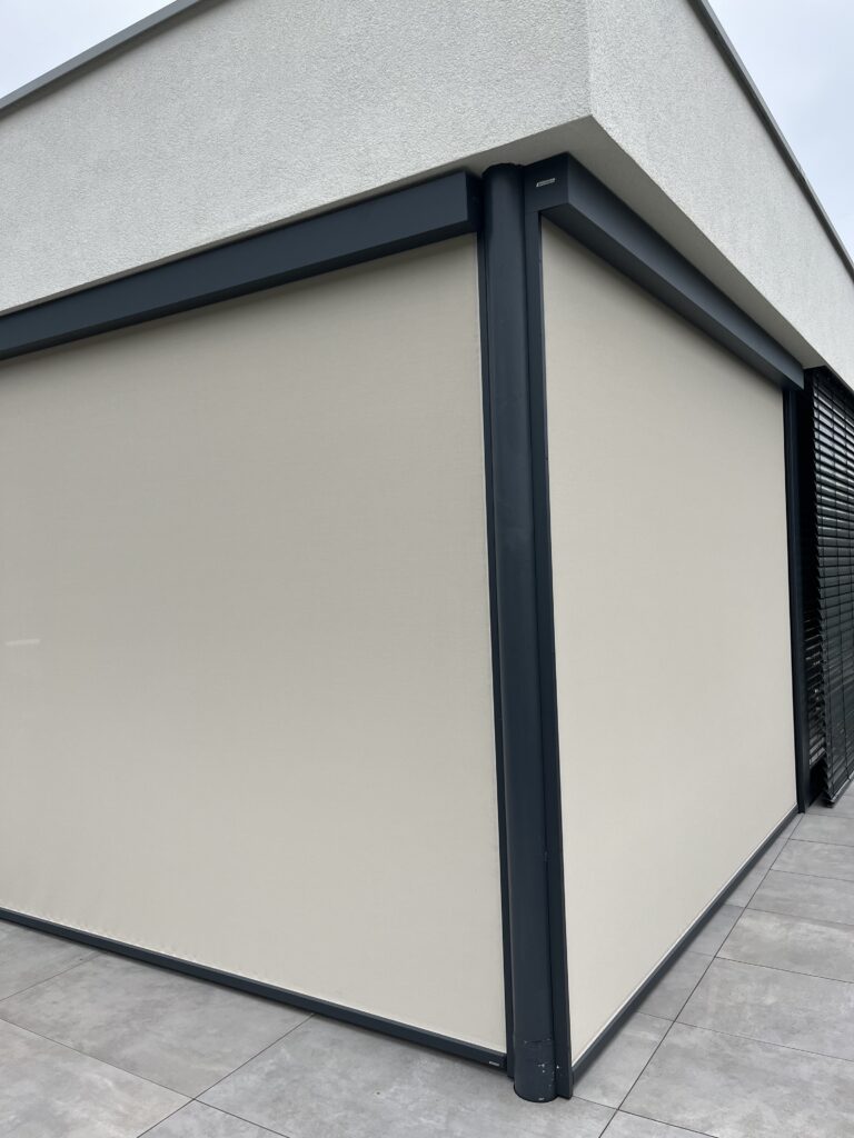 Elektrische ZipScreens auf einer Dachterrasse – Galeriebild 2/3 – SDS – Penthouse-Wohnung Graz