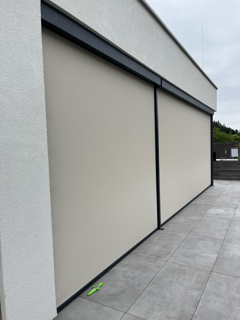 Elektrische ZipScreens auf einer Dachterrasse – Galeriebild 3/3 – SDS – Penthouse-Wohnung Graz