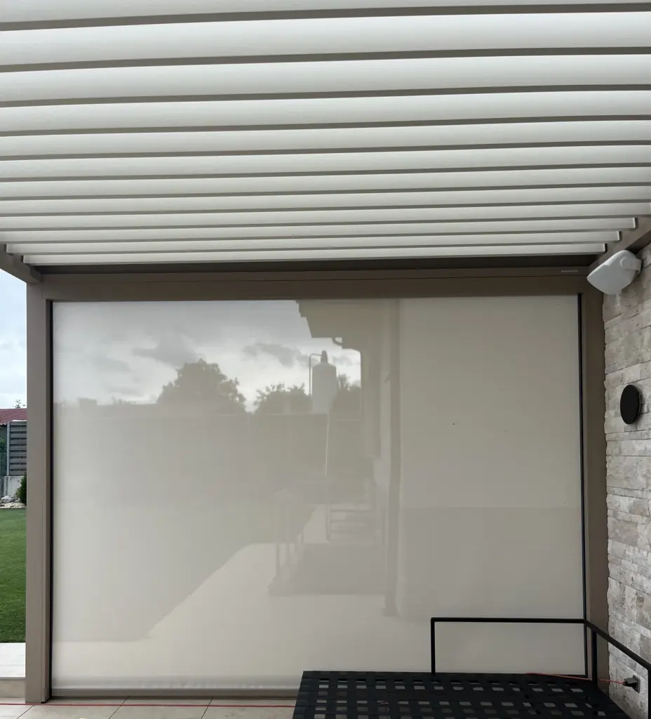 Nahaufnahme Lamellendach und ZipScreen – Galeriebild 2/3 – SDS – Poolhaus in Hartberg