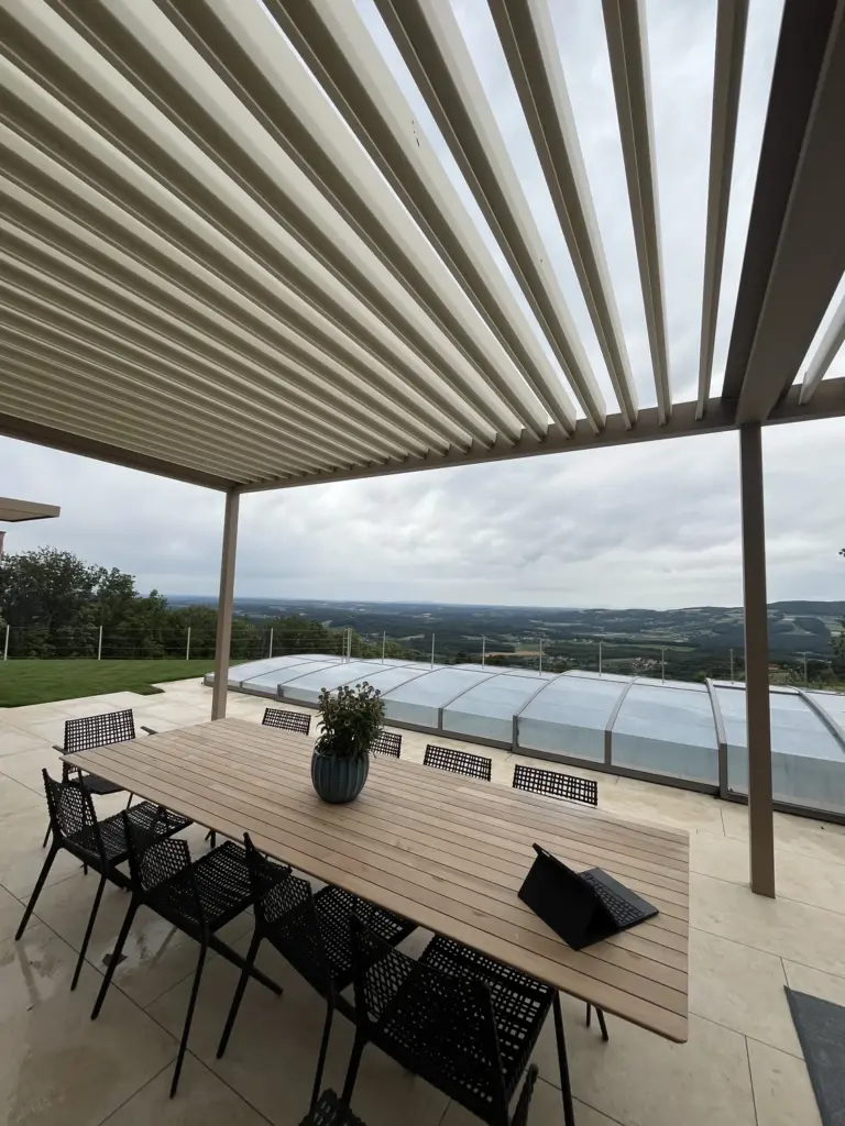 Offenes Lamellendach über einer Terrasse mit Blick auf Pool und Landschaft – Galeriebild 3/3 – SDS – Poolhaus in Hartberg