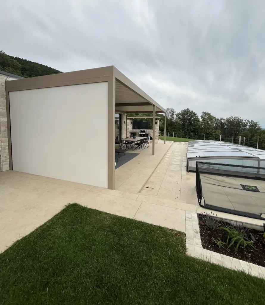 Lamellendach mit ZipScreen an einem Poolhaus, Blick von der Seite – Galeriebild 1/3 – SDS – Poolhaus in Hartberg