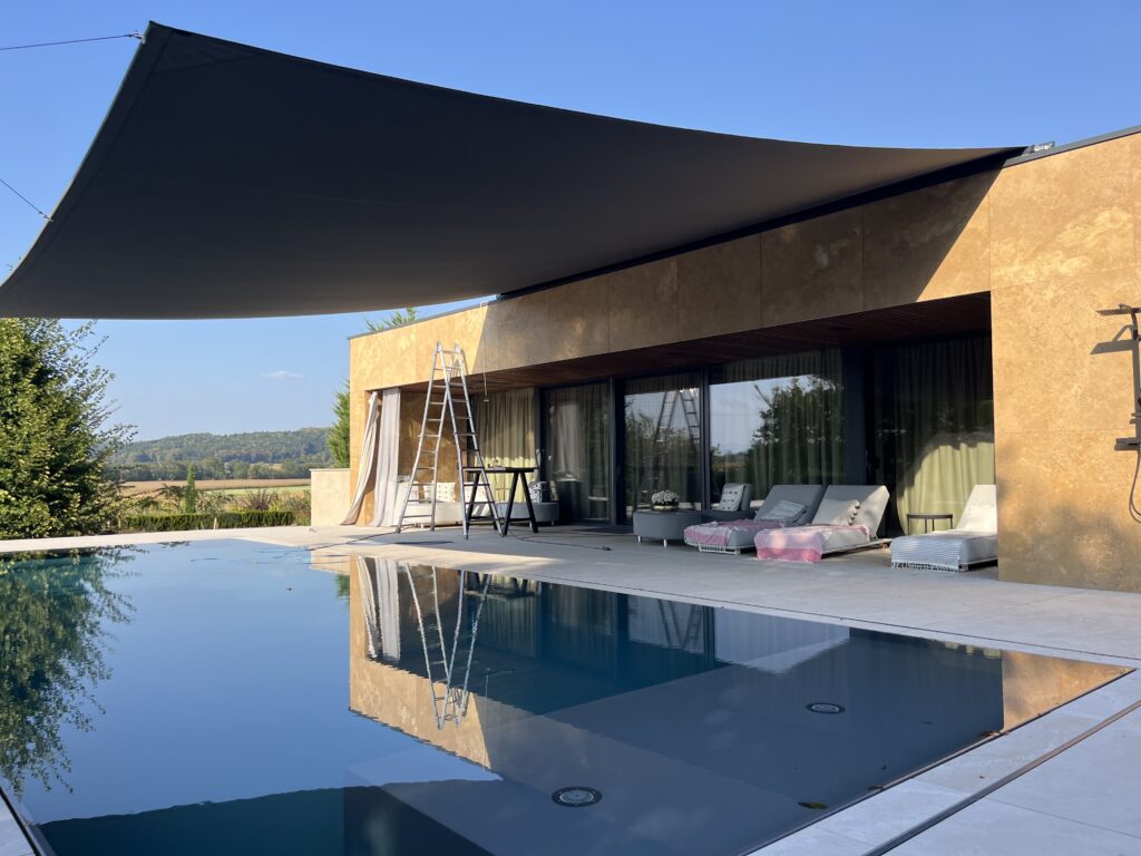 Elektrisch aufrollbares Sonnensegel über Pool – Galeriebild 1/2 – SDS – Poolhaus Südoststeiermark