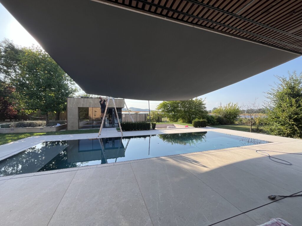 Elektrisch aufrollbares Sonnensegel über Pool – Galeriebild 2/2 – SDS – Poolhaus Südoststeiermark